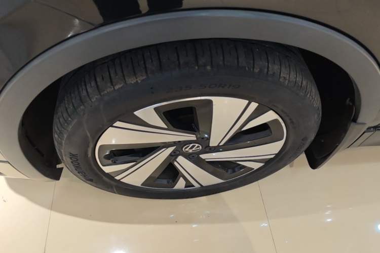 Used Volkswagen Tiguan L 2023 Restyled 330TSI Automatic Two-Wheel Drive R-Line Enhanced Comfort Version Left Front Wheel Hub