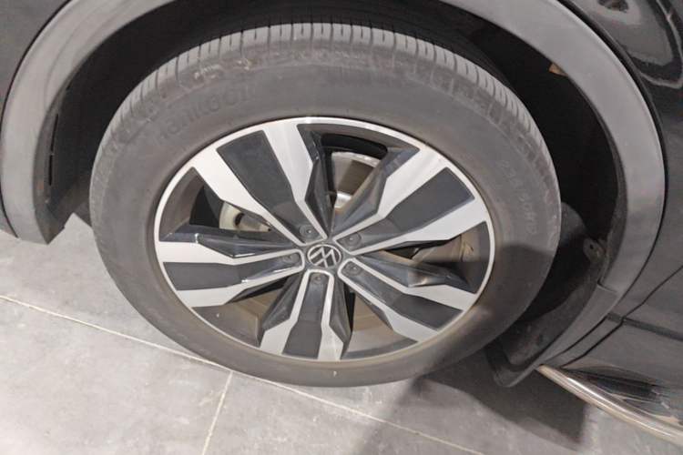 Used Volkswagen Tiguan L 2023 330TSI Automatic Two-Wheel Drive R-Line Enjoyment Edition Left Front Wheel Hub