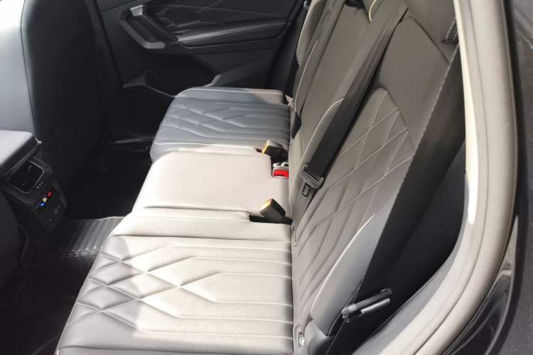 Used Volkswagen Tiguan L 2023 330TSI Automatic Two-Wheel Drive R-Line Enjoyment Edition Left Rear Seat