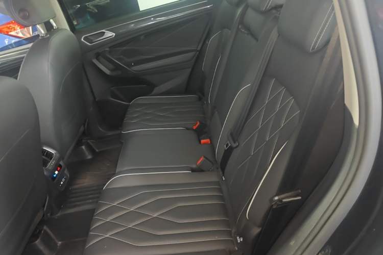 Used Volkswagen Tiguan L 2023 Restyled 330TSI Automatic Two-Wheel Drive R-Line Enhanced Comfort Version Left Rear Seat