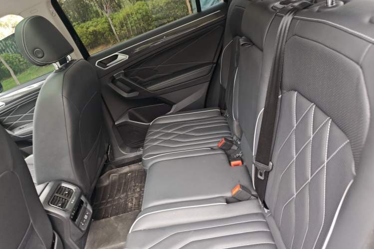 Used Volkswagen Tiguan L 2023 Restyled 330TSI Automatic Two-Wheel Drive R-Line Enhanced Comfort Version Left Rear Seat