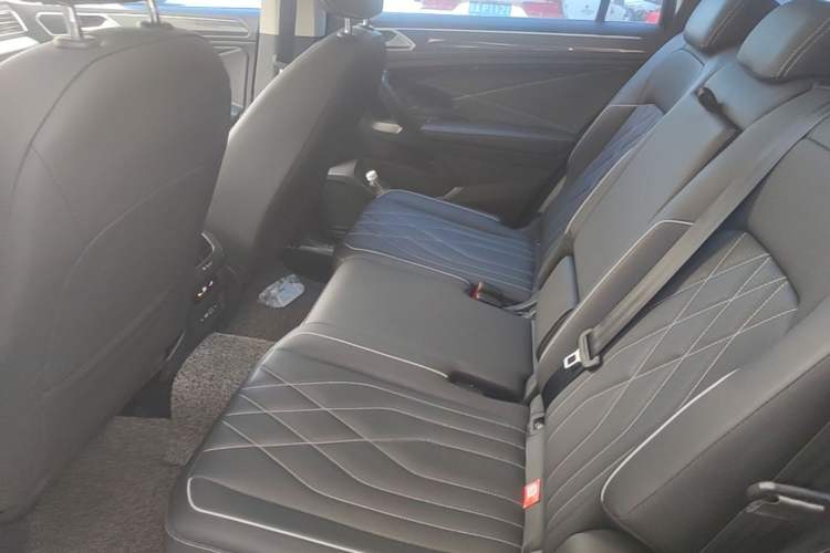 Used Volkswagen Tiguan L 2023 380TSI Automatic All-Wheel Drive R-Line Enhanced 7-Seater Left Rear Seat