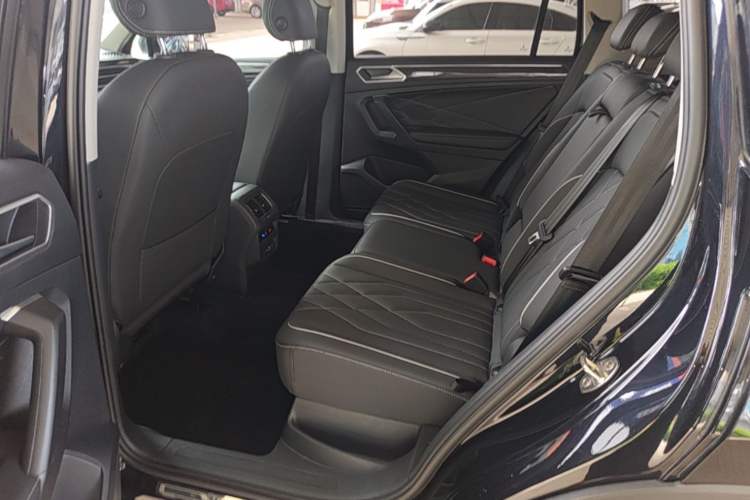 Used Volkswagen Tiguan L 2023 Revised Version 330TSI Automatic Two-Wheel Drive Smart Enjoyment Edition Left Rear Seat