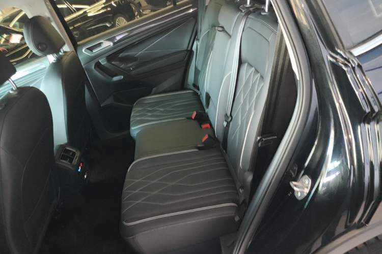 Used Volkswagen Tiguan L 2023 Revised Version 330TSI Automatic Two-Wheel Drive Smart Enjoyment Edition Left Rear Seat