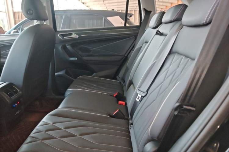 Used Volkswagen Tiguan L 2023 Restyled 330TSI Automatic Two-Wheel Drive R-Line Enhanced Comfort Version Left Rear Seat