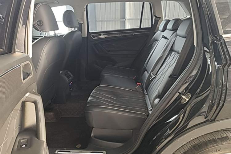 Used Volkswagen Tiguan L 2023 Restyled 330TSI Automatic Two-Wheel Drive R-Line Enhanced Comfort Version Left Rear Seat
