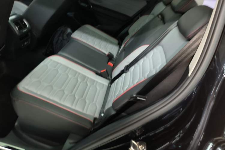 Used Volkswagen Tiguan L 2023 330TSI Automatic Two-Wheel Drive R-Line Flagship Edition Left Rear Seat