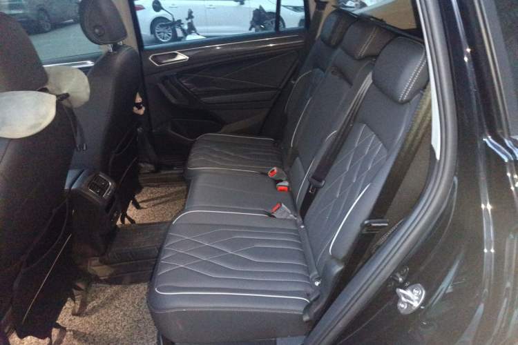 Used Volkswagen Tiguan L 2023 330TSI Automatic Two-Wheel Drive R-Line Enjoyment Edition Left Rear Seat