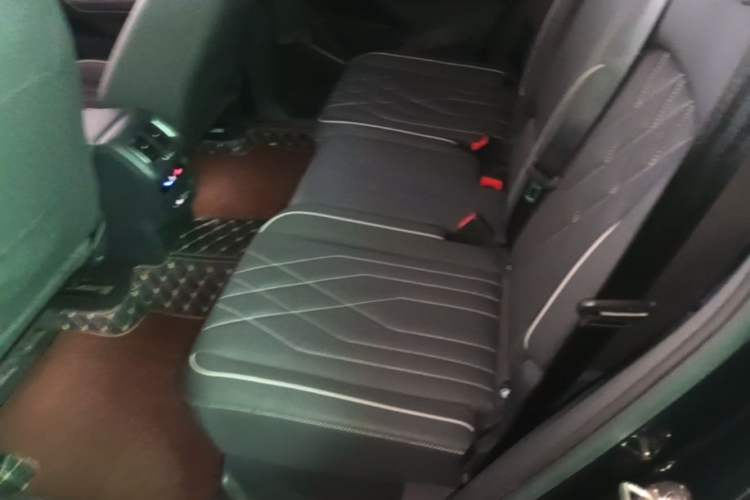 Used Volkswagen Tiguan L 2023 330TSI Automatic Two-Wheel Drive R-Line Enjoyment Edition Left Rear Seat