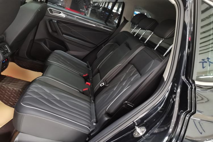 Used Volkswagen Tiguan L 2023 Restyled 330TSI Automatic Two-Wheel Drive R-Line Enhanced Comfort Version Left Rear Seat