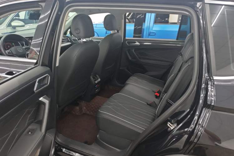 Used Volkswagen Tiguan L 2023 Revised Version 330TSI Automatic Two-Wheel Drive Smart Enjoyment Edition Left Rear Seat