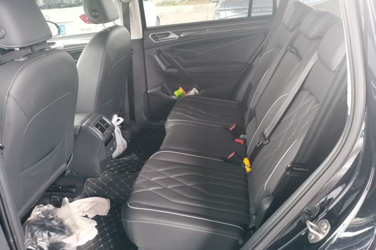 Used Volkswagen Tiguan L 2023 Restyled 330TSI Automatic Two-Wheel Drive R-Line Enhanced Comfort Version Left Rear Seat