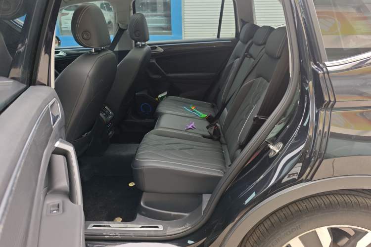 Used Volkswagen Tiguan L 2023 330TSI Automatic Two-Wheel Drive R-Line Enjoyment Edition Left Rear Seat