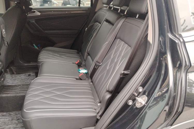 Used Volkswagen Tiguan L 2023 330TSI Automatic Two-Wheel Drive R-Line Enjoyment Edition Left Rear Seat
