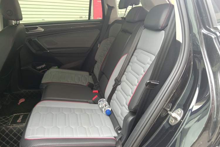 Used Volkswagen Tiguan L 2023 330TSI Automatic Two-Wheel Drive R-Line Flagship Edition Left Rear Seat