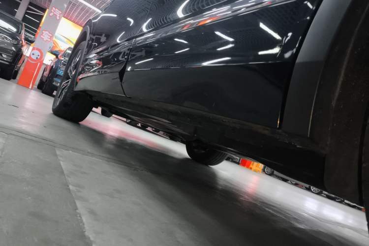 Used Volkswagen Tiguan L 2023 330TSI Automatic Two-Wheel Drive R-Line Flagship Edition Left Side Sill