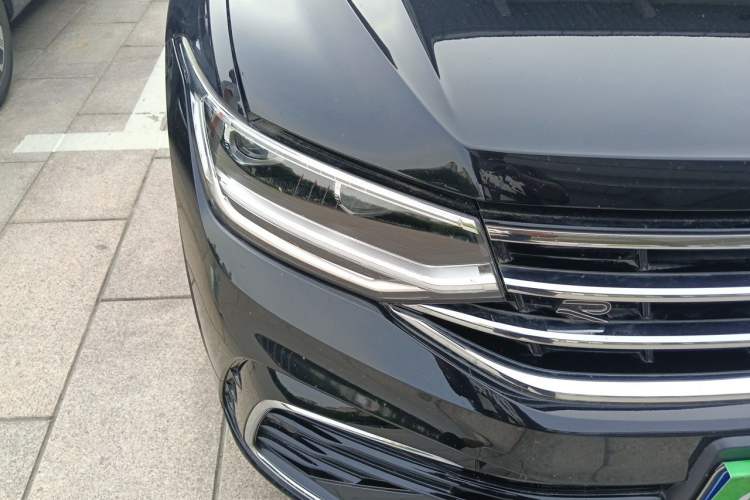 Used Volkswagen Tiguan L 2023 Restyled 330TSI Automatic Two-Wheel Drive R-Line Enhanced Comfort Version Right Front Headlight