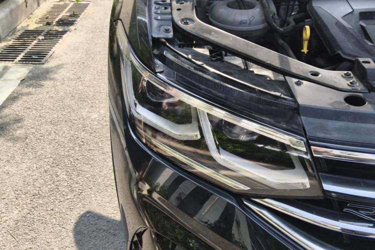 Used Volkswagen Tiguan L 2023 330TSI Automatic Two-Wheel Drive R-Line Flagship Edition Right Front Headlight