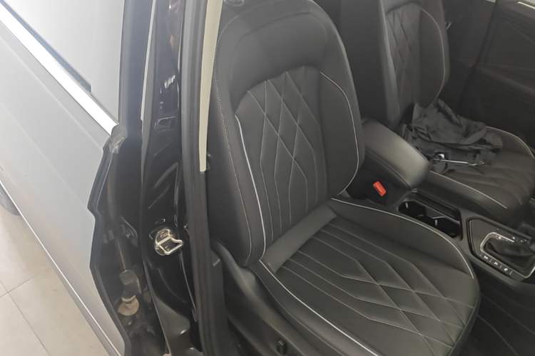 Used Volkswagen Tiguan L 2023 Restyled 330TSI Automatic Two-Wheel Drive R-Line Enhanced Comfort Version Right Front Seat