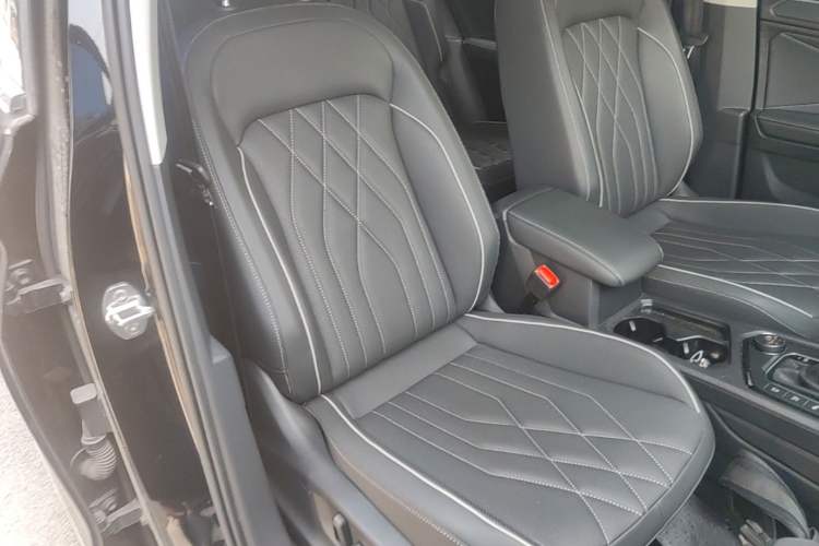 Used Volkswagen Tiguan L 2023 380TSI Automatic All-Wheel Drive R-Line Enhanced 7-Seater Right Front Seat