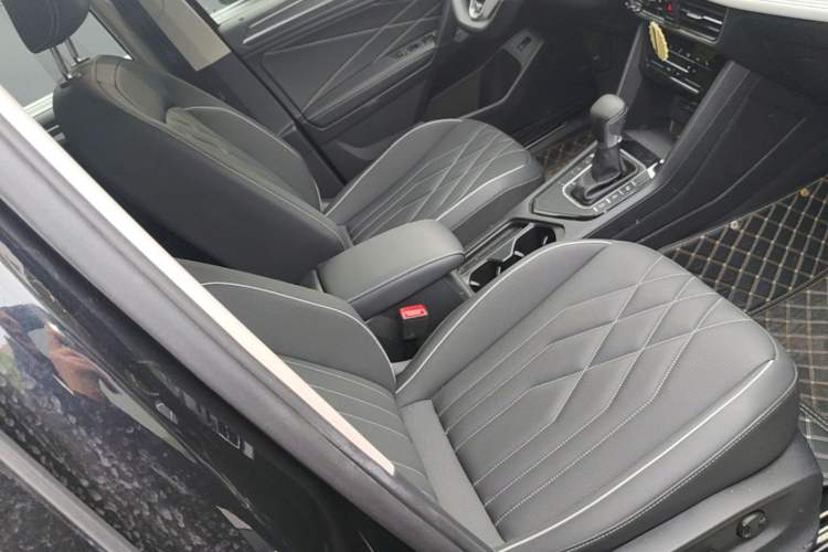 Used Volkswagen Tiguan L 2023 330TSI Automatic Two-Wheel Drive R-Line Enjoyment Edition Right Front Seat