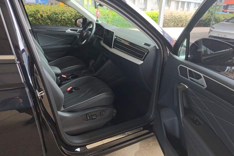 Used Volkswagen Tiguan L 2023 Revised Version 330TSI Automatic Two-Wheel Drive Smart Enjoyment Edition Right Front Seat