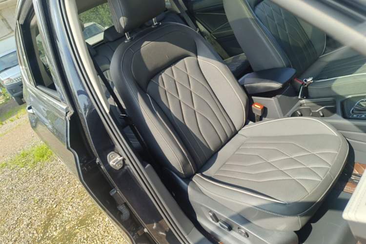 Used Volkswagen Tiguan L 2023 330TSI Automatic Two-Wheel Drive R-Line Enjoyment Edition Right Front Seat