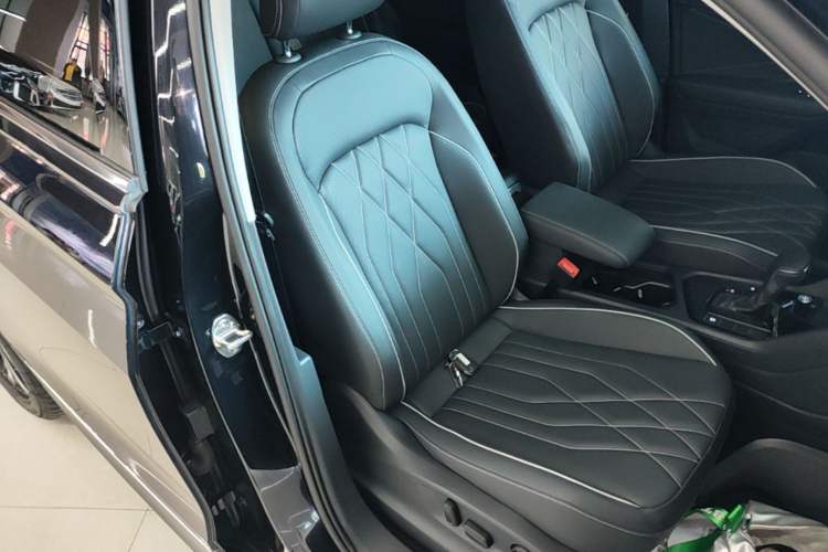 Used Volkswagen Tiguan L 2023 Revised Version 330TSI Automatic Two-Wheel Drive Smart Enjoyment Edition Right Front Seat
