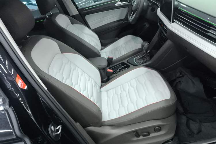 Used Volkswagen Tiguan L 2023 330TSI Automatic Two-Wheel Drive R-Line Flagship Edition Right Front Seat