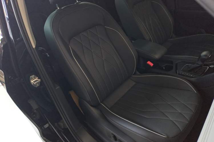 Used Volkswagen Tiguan L 2023 Restyled 330TSI Automatic Two-Wheel Drive R-Line Enhanced Comfort Version Right Front Seat