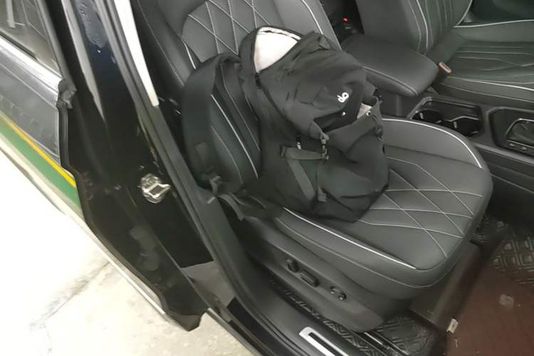 Used Volkswagen Tiguan L 2023 330TSI Automatic Two-Wheel Drive R-Line Enjoyment Edition Right Front Seat