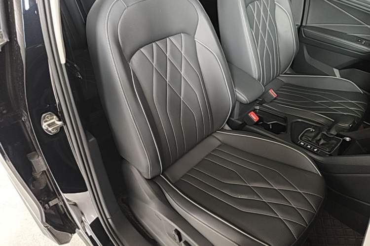 Used Volkswagen Tiguan L 2023 Restyled 330TSI Automatic Two-Wheel Drive R-Line Enhanced Comfort Version Right Front Seat
