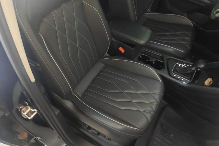 Used Volkswagen Tiguan L 2023 Restyled 330TSI Automatic Two-Wheel Drive R-Line Enhanced Comfort Version Right Front Seat