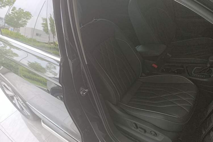 Used Volkswagen Tiguan L 2023 Restyled 330TSI Automatic Two-Wheel Drive R-Line Enhanced Comfort Version Right Front Seat