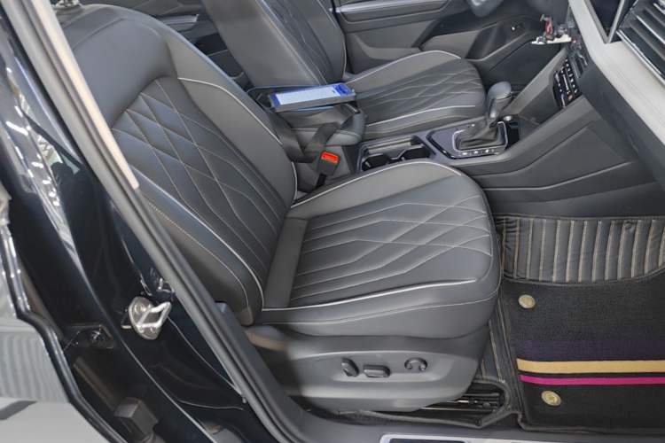 Used Volkswagen Tiguan L 2023 Restyled 330TSI Automatic Two-Wheel Drive R-Line Enhanced Comfort Version Right Front Seat