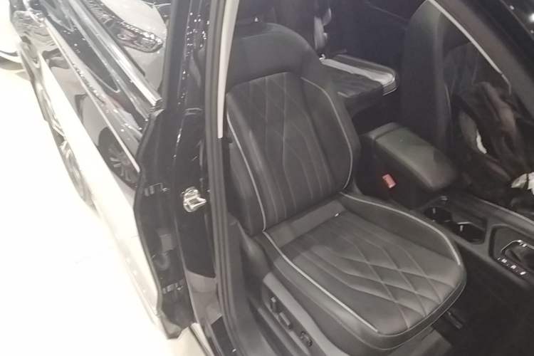 Used Volkswagen Tiguan L 2023 330TSI Automatic Two-Wheel Drive R-Line Enjoyment Edition Right Front Seat