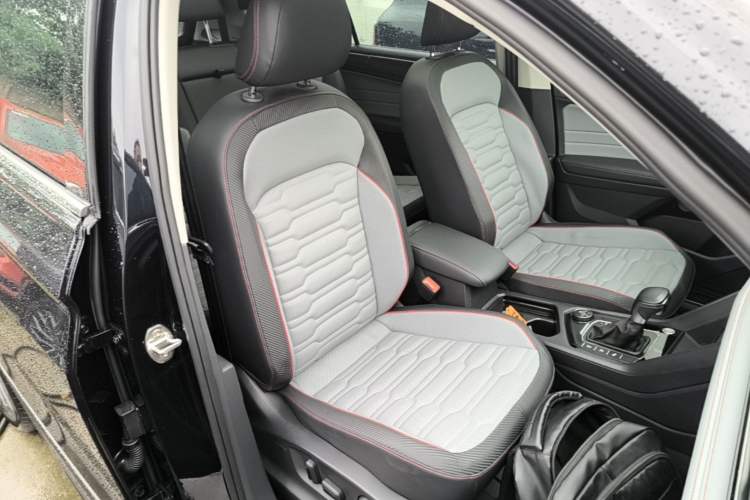 Used Volkswagen Tiguan L 2023 Facelift 380TSI Automatic All-Wheel Drive R-Line Flagship 7-Seater Right Front Seat