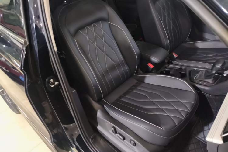 Used Volkswagen Tiguan L 2023 330TSI Automatic Two-Wheel Drive R-Line Enjoyment Edition Right Front Seat