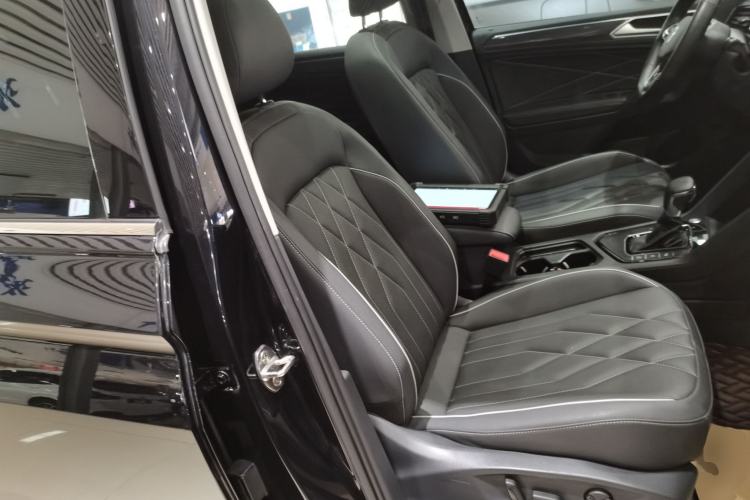 Used Volkswagen Tiguan L 2023 Restyled 330TSI Automatic Two-Wheel Drive R-Line Enhanced Comfort Version Right Front Seat