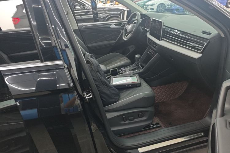 Used Volkswagen Tiguan L 2023 Revised Version 330TSI Automatic Two-Wheel Drive Smart Enjoyment Edition Right Front Seat