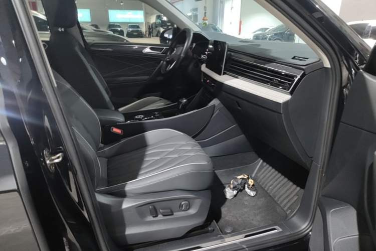Used Volkswagen Tiguan L 2023 Restyled 330TSI Automatic Two-Wheel Drive R-Line Enhanced Comfort Version Right Front Seat