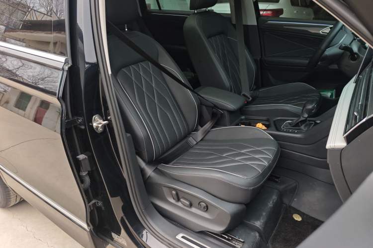 Used Volkswagen Tiguan L 2023 330TSI Automatic Two-Wheel Drive R-Line Enjoyment Edition Right Front Seat