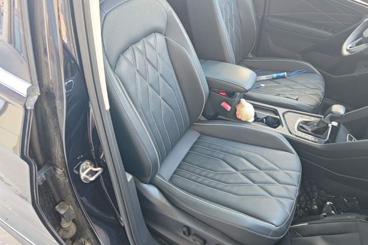 Used Volkswagen Tiguan L 2023 330TSI Automatic Two-Wheel Drive R-Line Enjoyment Edition Right Front Seat