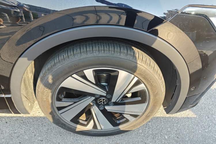 Used Volkswagen Tiguan L 2023 Restyled 330TSI Automatic Two-Wheel Drive R-Line Enhanced Comfort Version Right Front Wheel Hub