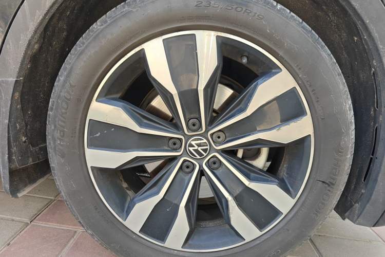 Used Volkswagen Tiguan L 2023 330TSI Automatic Two-Wheel Drive R-Line Enjoyment Edition Right Front Wheel Hub