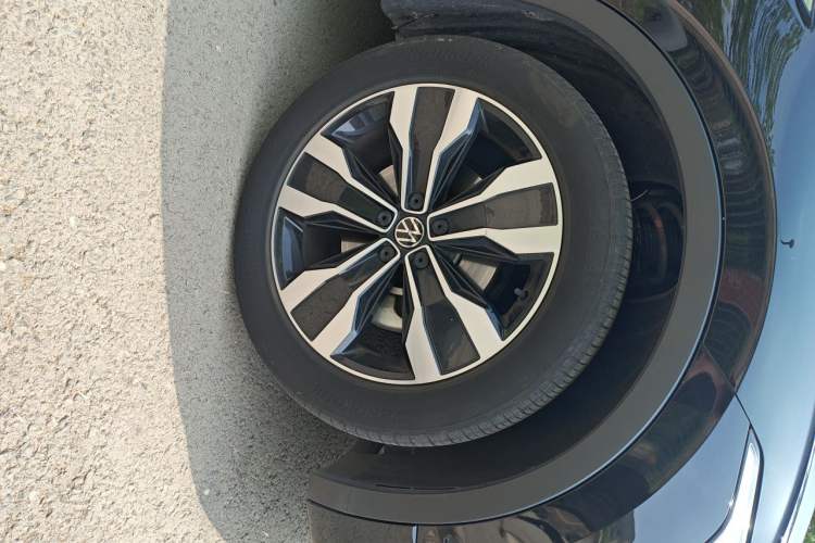 Used Volkswagen Tiguan L 2023 Restyled 330TSI Automatic Two-Wheel Drive R-Line Flagship Edition Right Front Wheel Hub