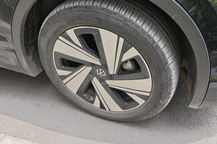 Used Volkswagen Tiguan L 2023 Restyled 330TSI Automatic Two-Wheel Drive R-Line Enhanced Comfort Version Right Front Wheel Hub