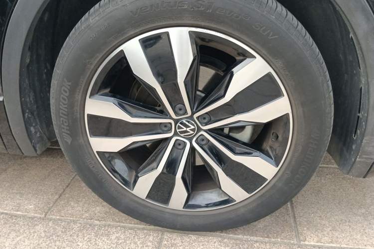 Used Volkswagen Tiguan L 2023 Restyled 330TSI Automatic Two-Wheel Drive R-Line Enhanced Comfort Version Right Front Wheel Hub