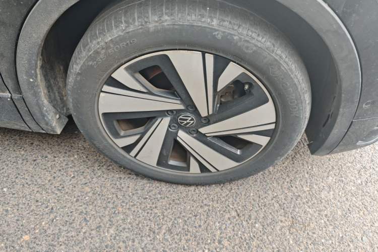 Used Volkswagen Tiguan L 2023 Restyled 330TSI Automatic Two-Wheel Drive R-Line Enhanced Comfort Version Right Front Wheel Hub
