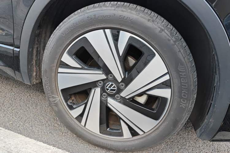 Used Volkswagen Tiguan L 2023 Restyled 330TSI Automatic Two-Wheel Drive R-Line Enhanced Comfort Version Right Front Wheel Hub